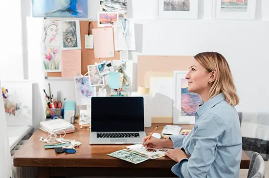 Designer professionista al lavoro su progetto creativo