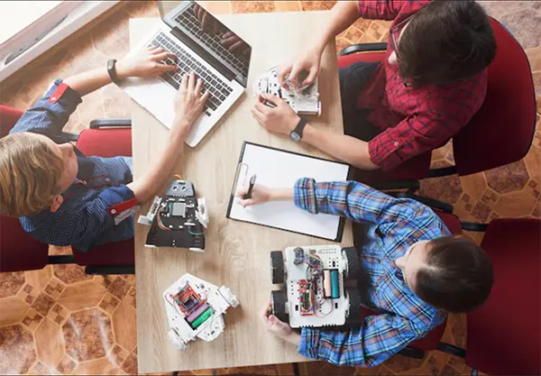 Team di studenti che lavora su progetto collaborativo